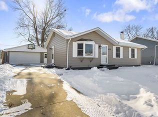 829 Lilac Ln, Cedar Falls, IA 50613