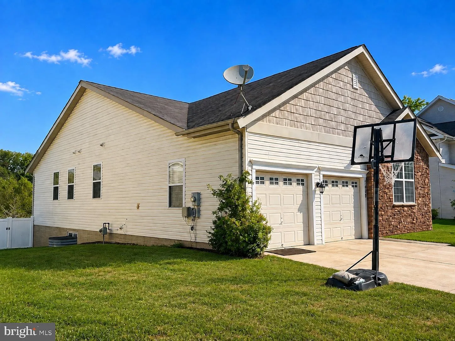3 bed, 2.0 bath, 2700 sqft, $3,595 — Photo 3