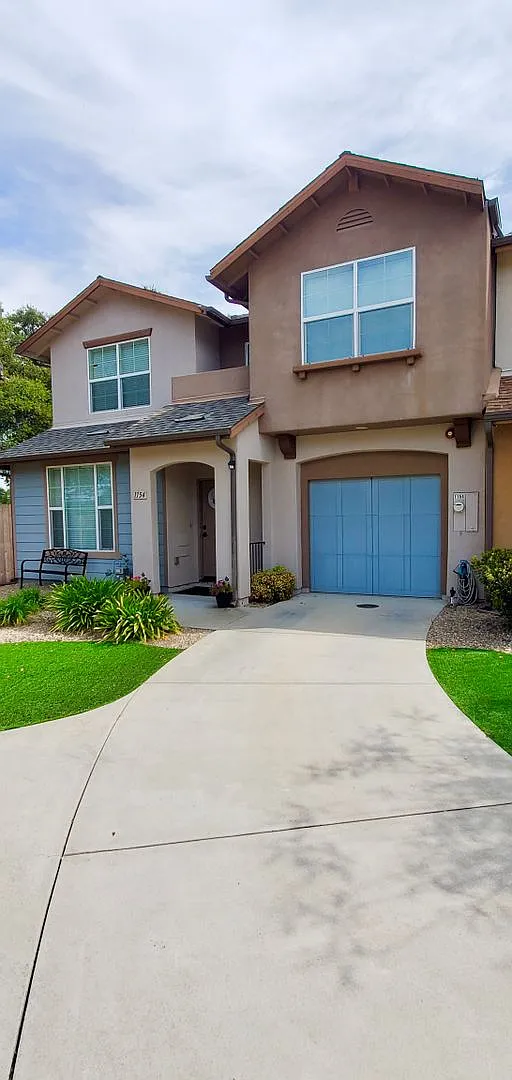 Oak Haven Village 3 Bedroom 2.5 Bath Single Family Home Available 9/11/2026 **Do Not Disturb Tena... — Photo 2