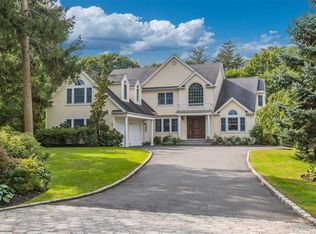 8 Private Rd, Bayville, NY 11709