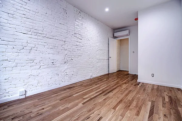 Rented by Urbane Brokerage | media 21