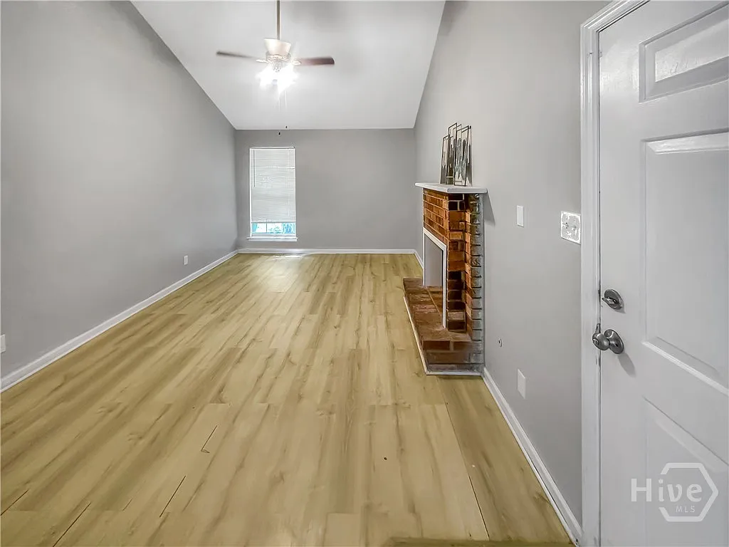 2 bed, 1.0 bath, 898 sqft, $1,525 — Photo 3