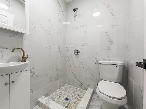 4th image of 815 Willoughby Ave #1