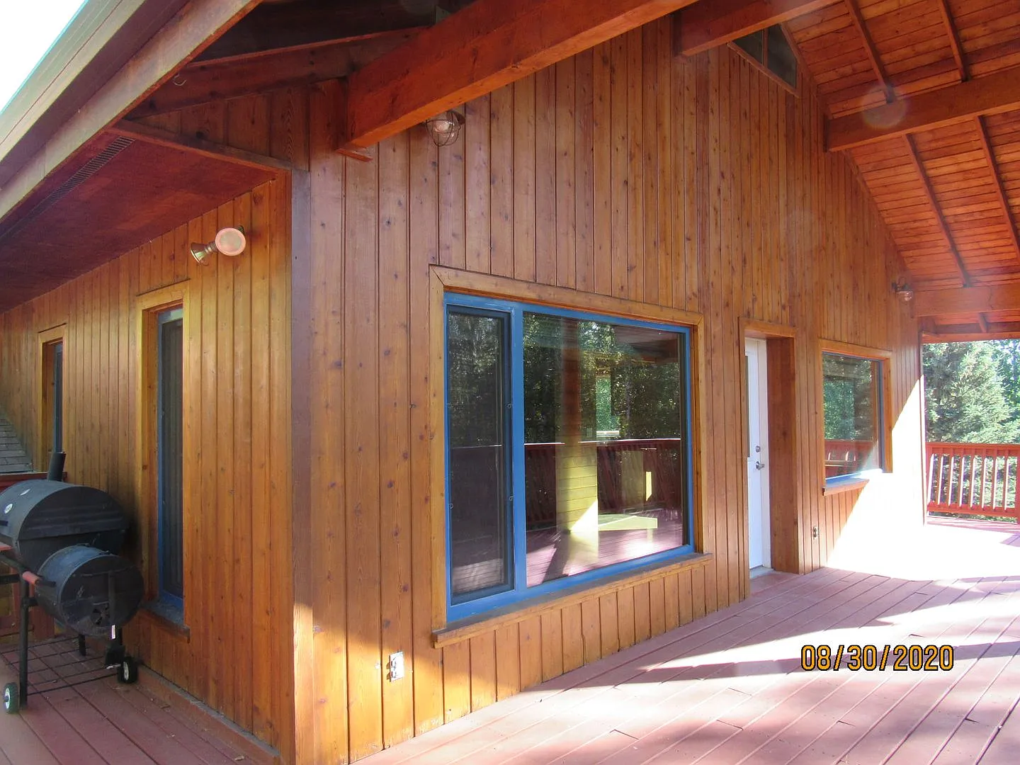 Gorgeous! 4-bedroom house with massive yard, deck, and garage + pet friendly — Photo 3