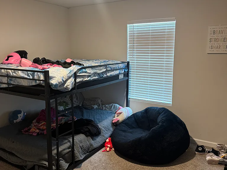1217 E Stetson Ln — Photo 2