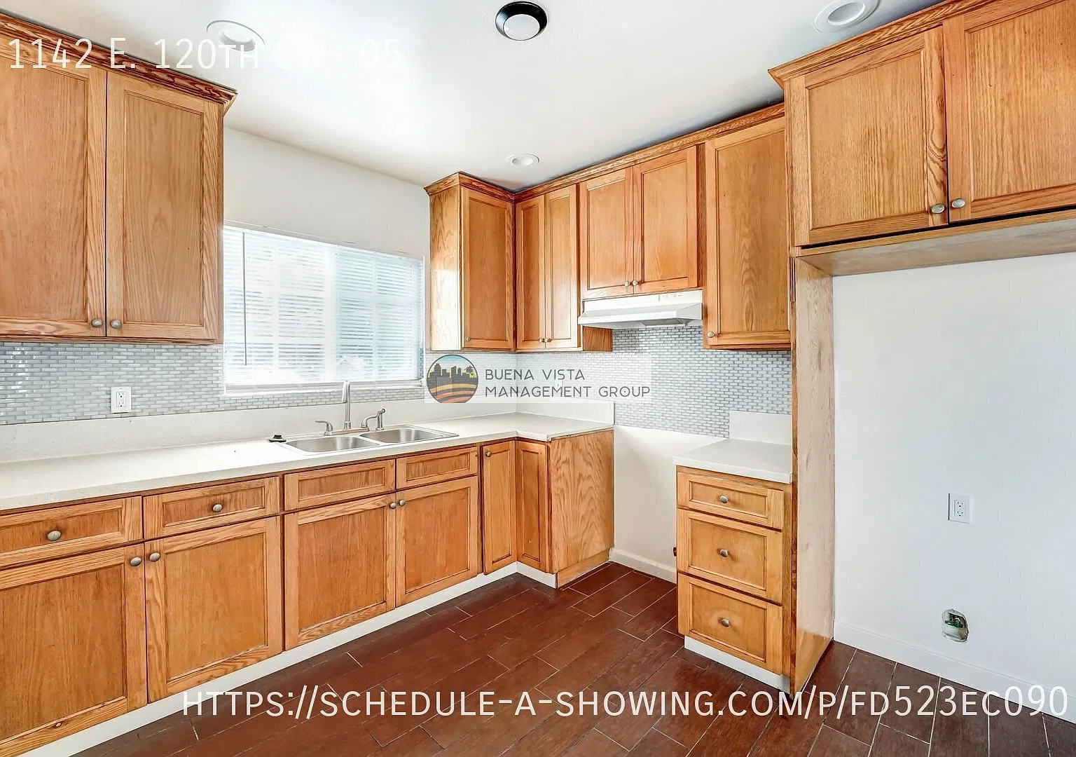 Charming 2-bedroom, 1-bath apartment located in the heart of Los Angeles — Photo 1