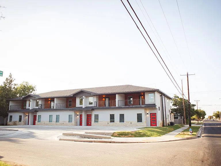 Stunning 4 Bedroom Near Tech — Photo 10