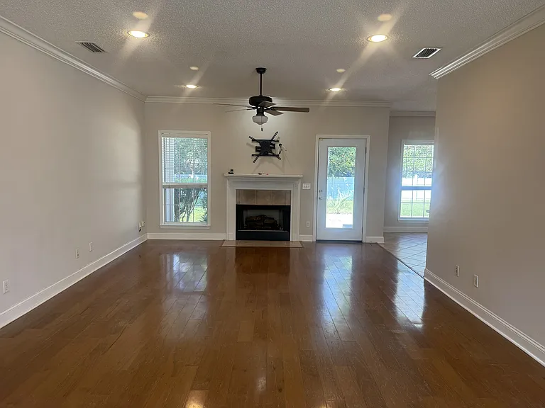 141 Royal Dr — Photo 4