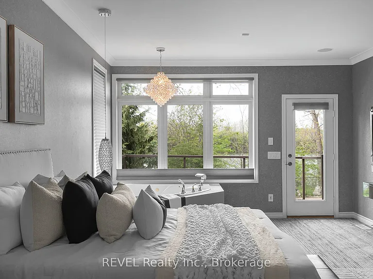 661 Clarence St — Photo 24