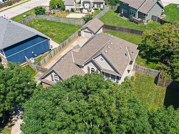4th image of 503 SW Foot Hill Dr