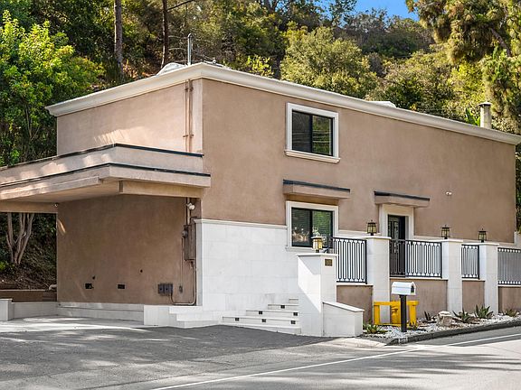 3rd image of 2075 Benedict Canyon Dr