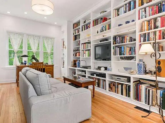 2nd image of 2515 W Lyndale St #3
