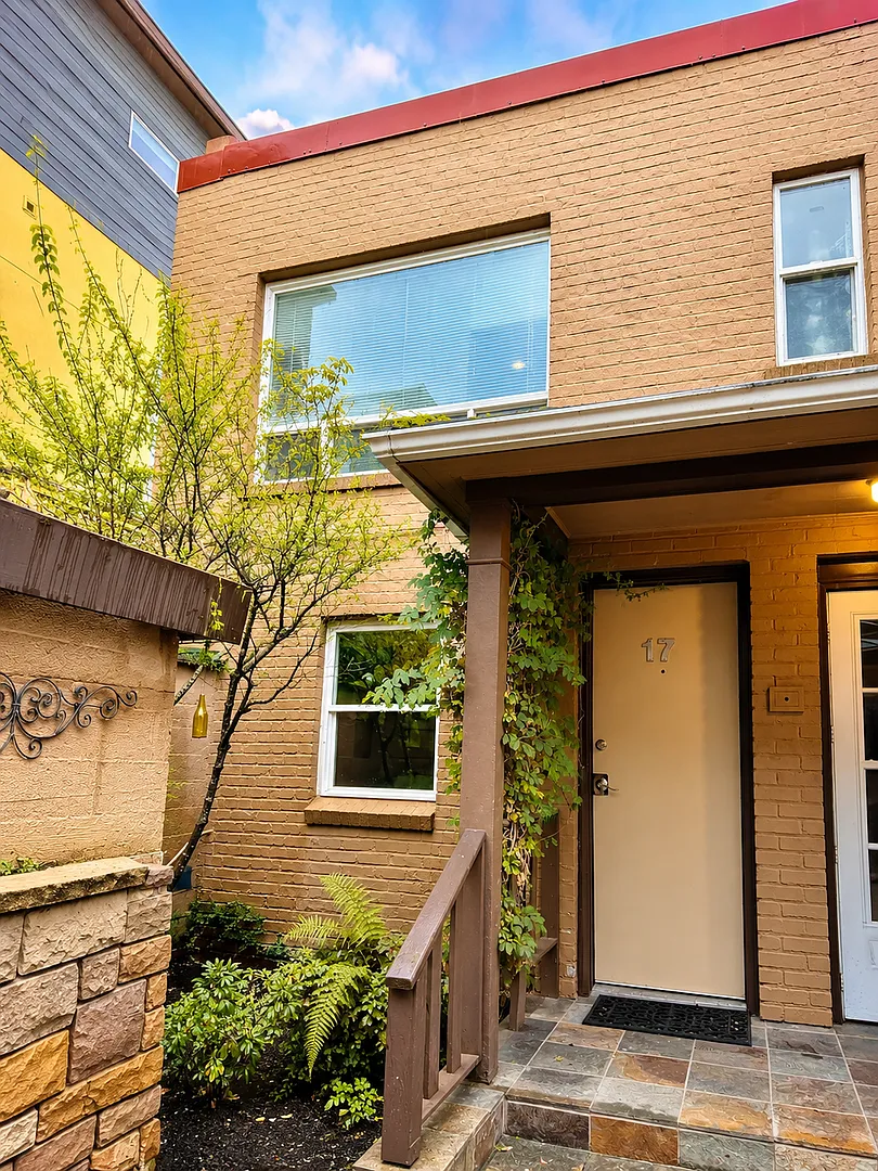 1 bed, 1 bath Condo - Walk score 92! — Photo 1