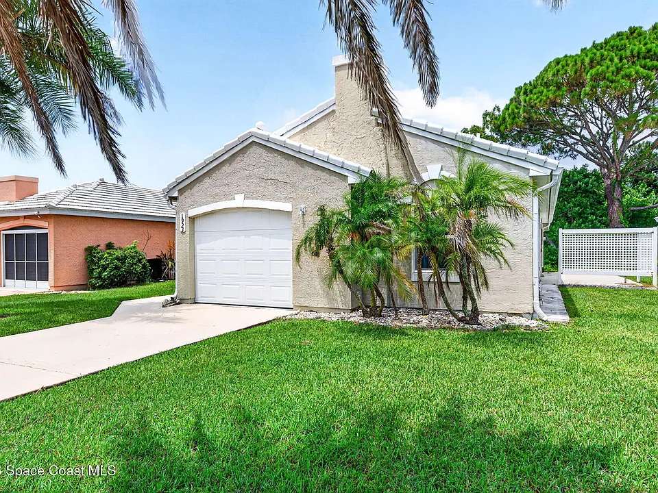 1923 Sugarberry Ct NE