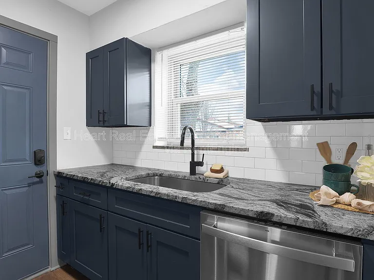 1963 W Broad St #8 — Photo 17