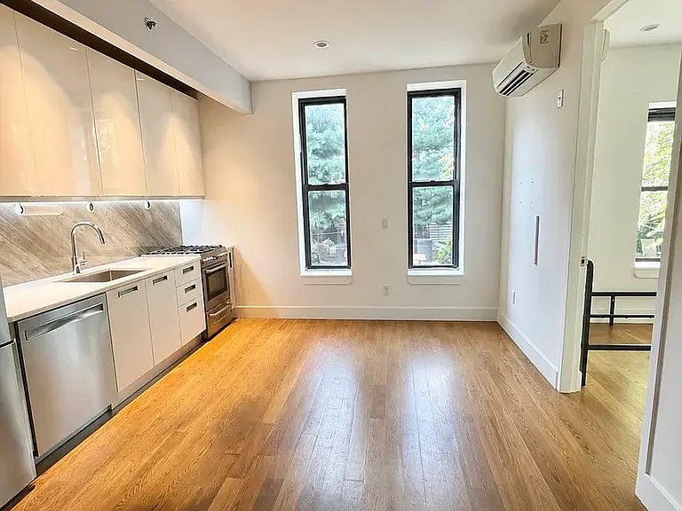 69 Ten Eyck St #1B — Photo 4