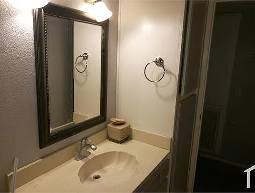 2421 W Acacia Ave — Photo 12