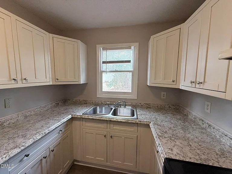 2120 Hawkins St #A — Photo 10