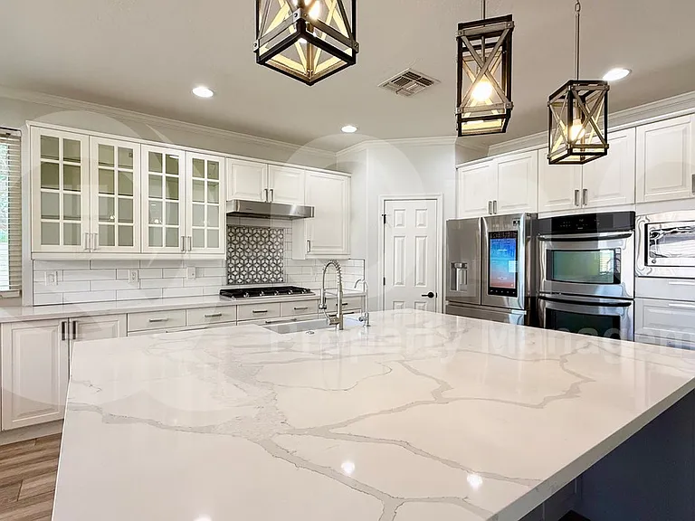 572 N Bell Dr — Photo 8