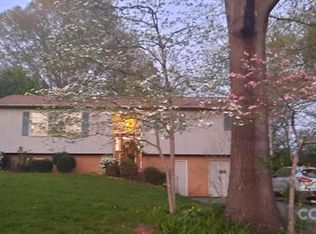 5461 Suttlemyre Ln, Hickory, NC 28601