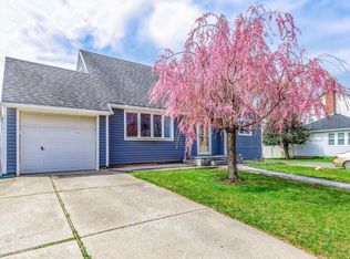 9 Roxbury Rd, Westbury, NY 11590