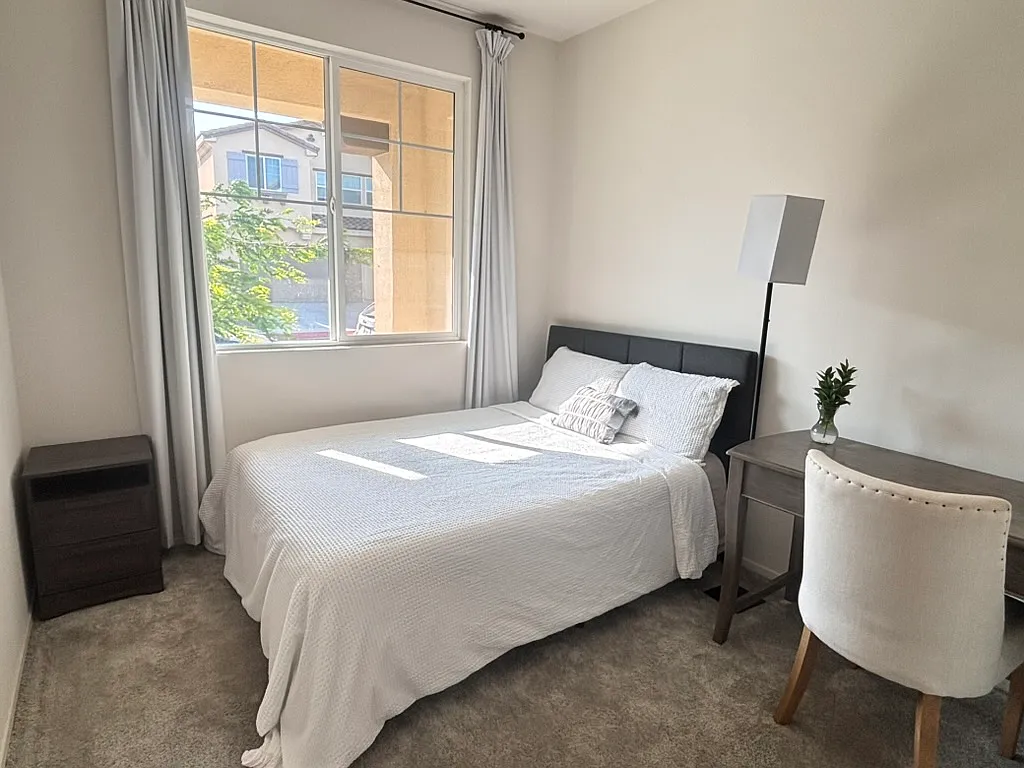 1 bed, 100 sqft, $1,100 — Photo 3