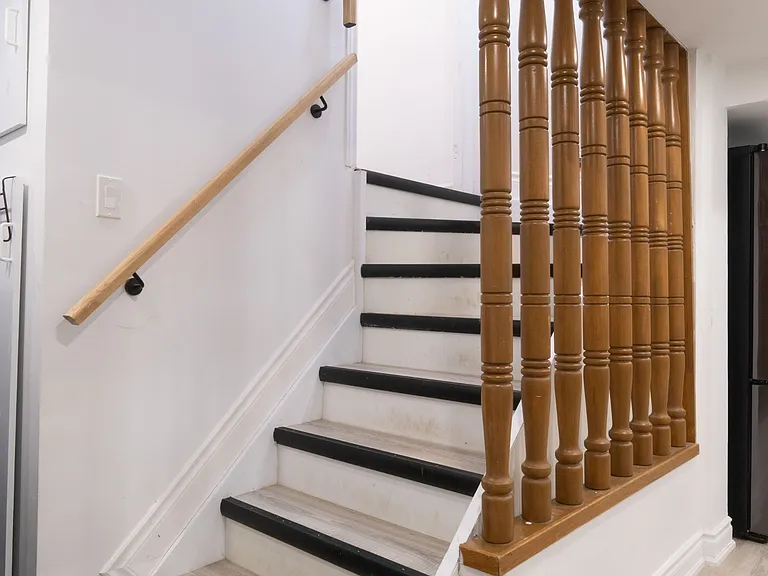 72 Sandford Cres #BASEMENT — Photo 3