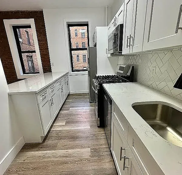 240 Crown St #1T — Photo 2