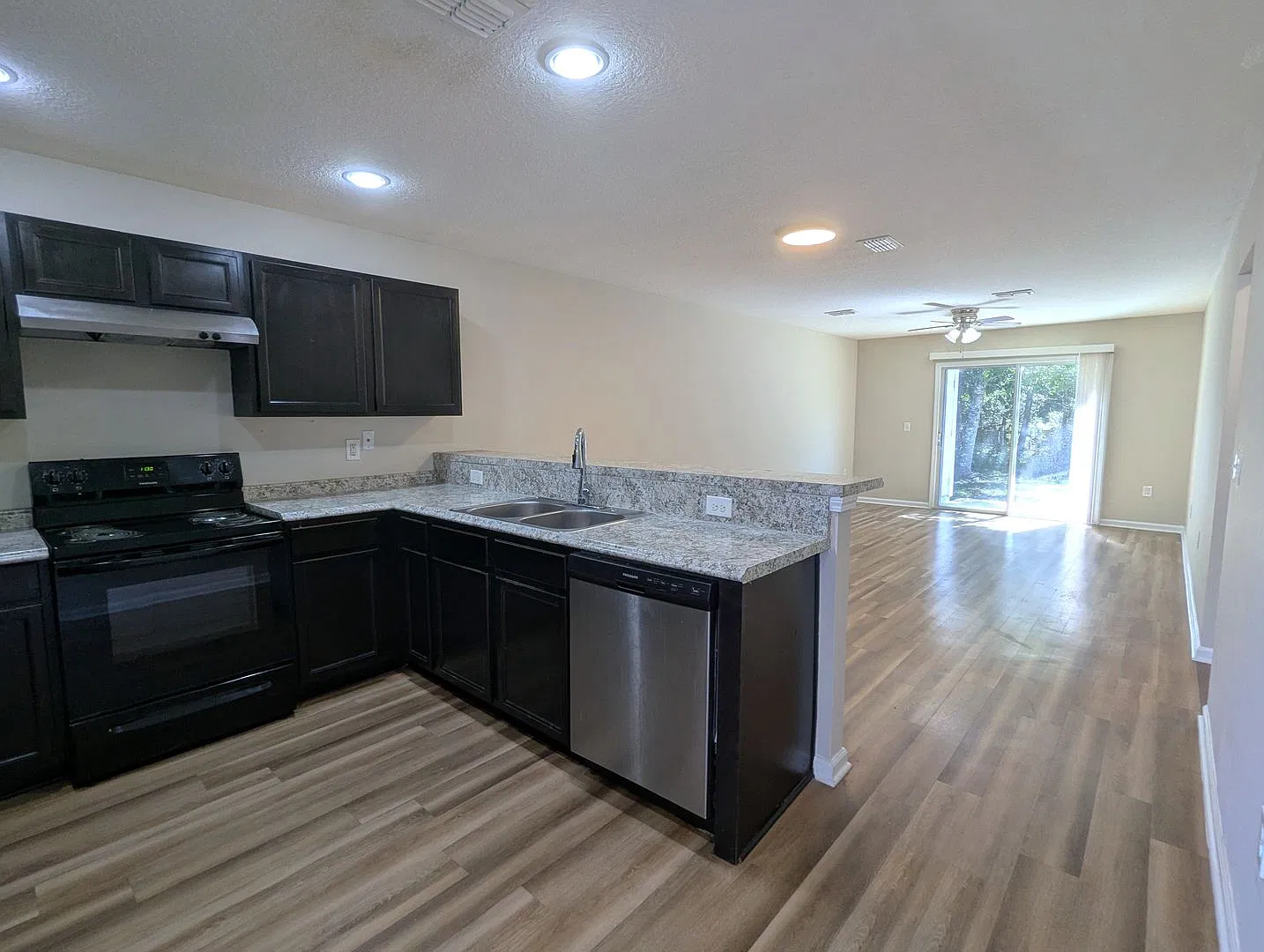 **Special For This 3/2 Duplex On This 18 Month Lease** Ready For Immediate Move-In. — Photo 3