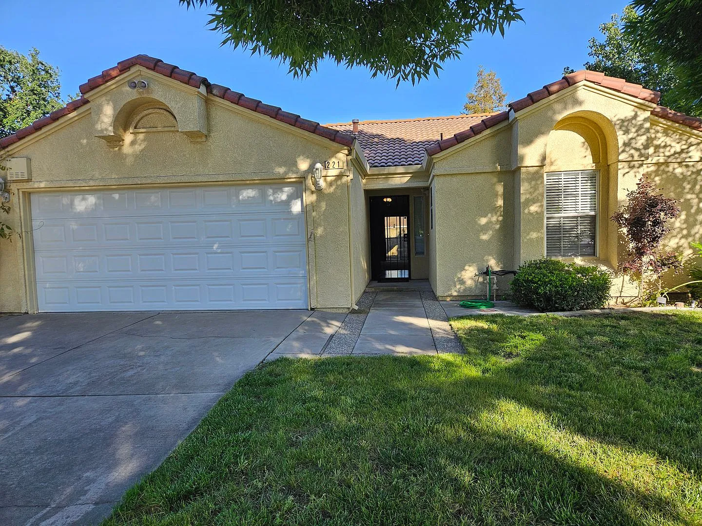 3-bedroom Single story with vaulted ceilings! — Photo 3