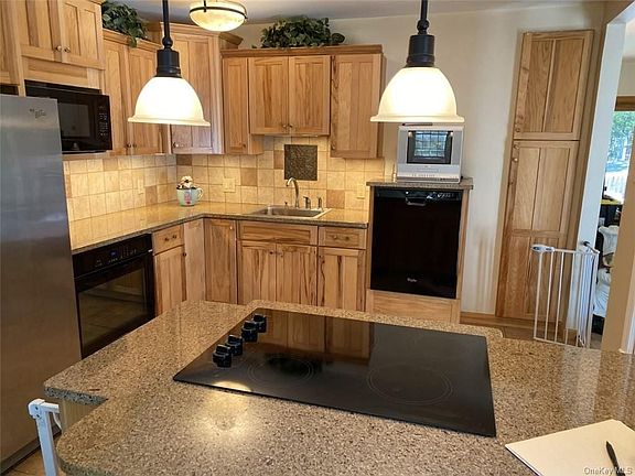 4th image of 8 Upland Dr