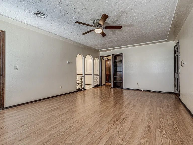 4132 NW 36th St — Photo 33