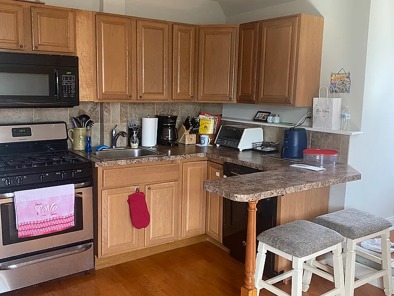 2278 Williams Ave #6 — Photo 2