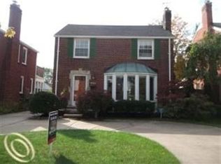 1923 Lochmoor Blvd, Grosse Pointe Woods, MI 48236