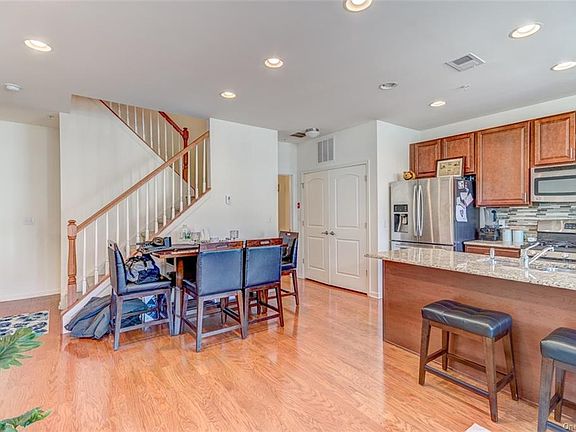 2nd image of 907 Hawthorn Way