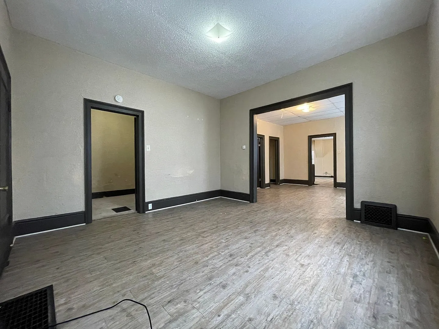 4 bed, 1.0 bath, 1005 sqft, $1,450 — Photo 3