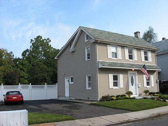 Side w/large driveway