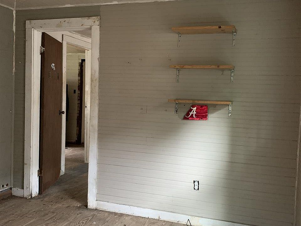 2nd image of 123 E Jordan St