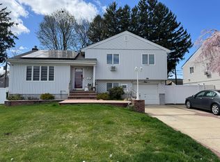 4 Fordham Ave, Hicksville, NY 11801
