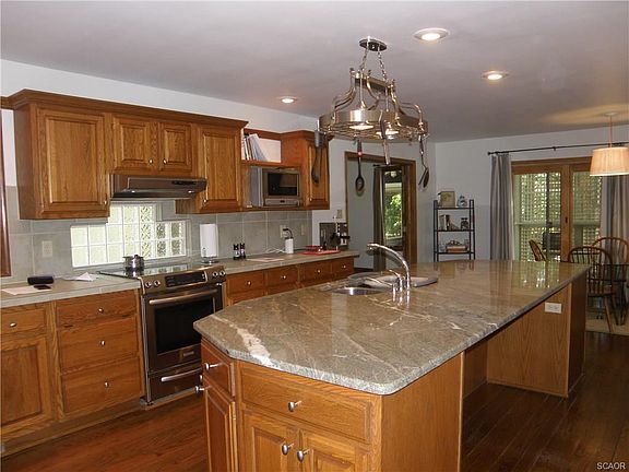4th image of 11 Club House Dr