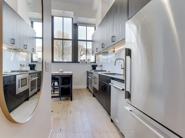 400 Park Ave Unit 203, Newmarket, ON L3Y 1V8