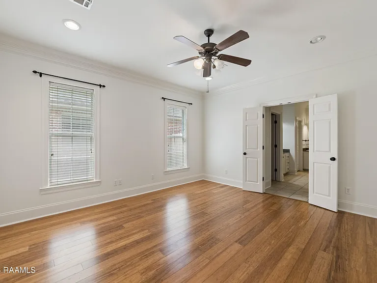 100 Shumard Dr — Photo 29