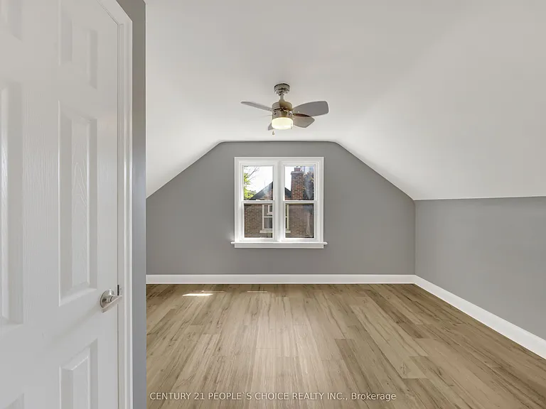 50 Columbia St W — Photo 23