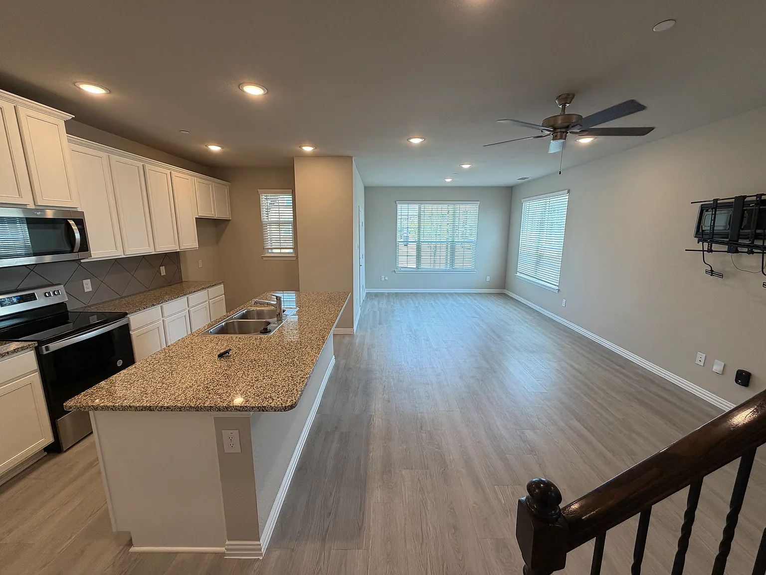 3 bed, 2.5 bath, 1722 sqft, $2,500 — Photo 3