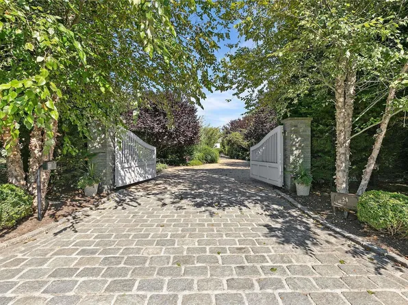 54 Halsey Rd, Remsenburg, NY 11960