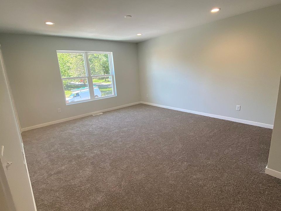 Master Bedroom w/ Walk In Closet