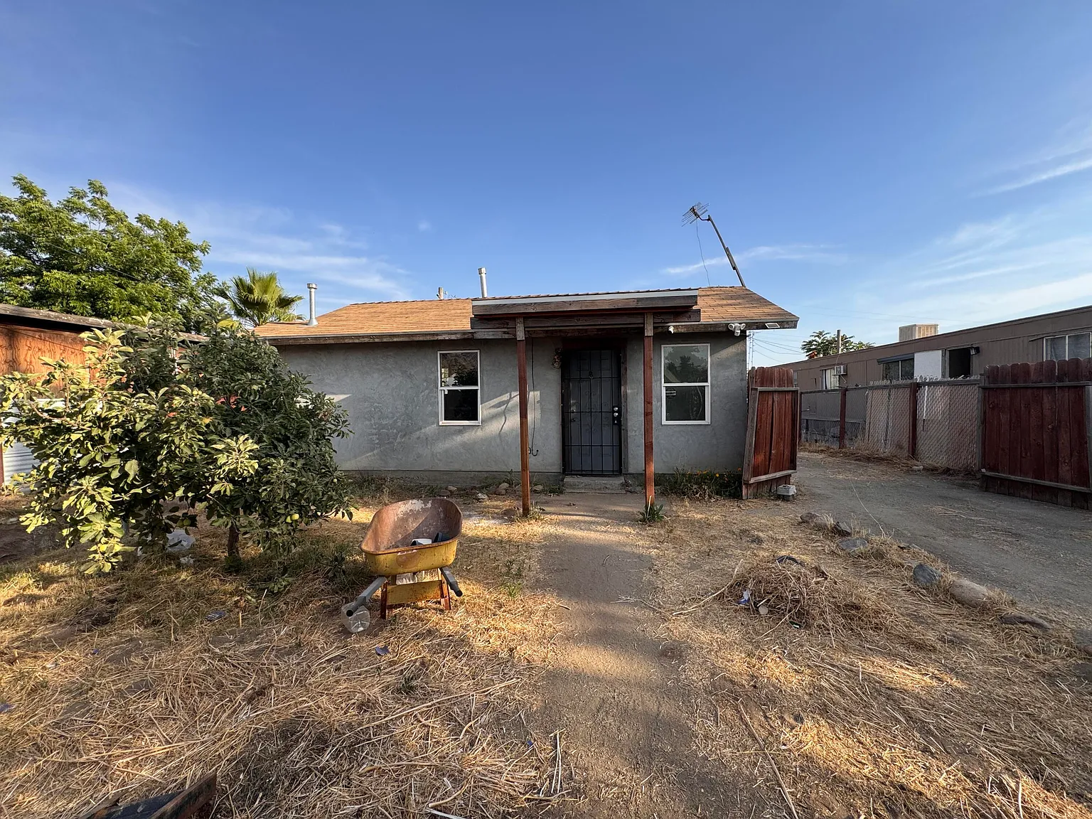 1571 E Crabtree Avenue photo 1