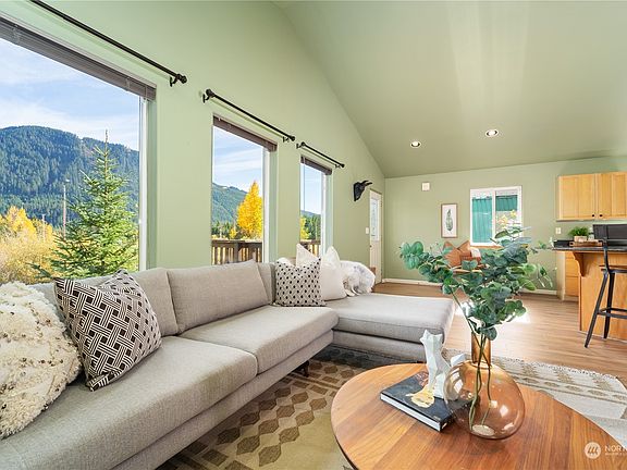 4th image of 571 Hyak Drive E
