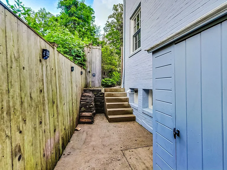 4831 Calvert St NW — Photo 44