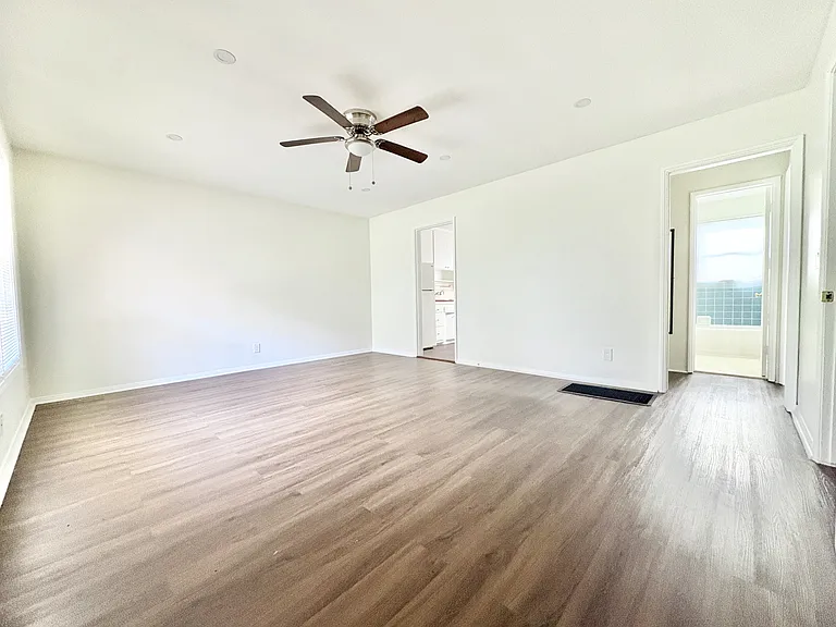 1061 E Broadway #3 — Photo 3